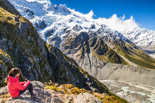 クック山の景色を眺めながらリラックスした山の中で、ニュージーランドの女性観光客のライフスタイルハイキング。南島のアルプス — ストック写真