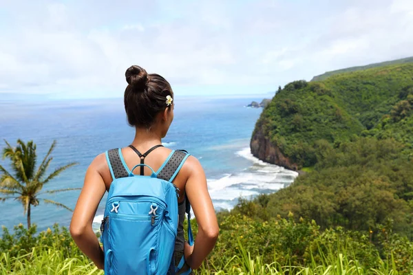 Hawaii путешествия природоискатель девушка пешие прогулки в долине пололу наслаждаясь видом на горы. big island destination, woman tourist in hawaii, сша — стоковое фото