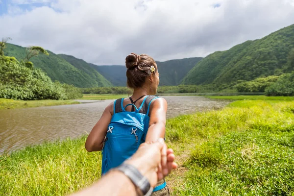 Hawaii-Reisender Naturwanderer folgen mir Wanderin im Pololu-Tal, die Hand ihres Freundes haltend der führenden Freundin beim Wandern folgt. Große Insel, Touristin auf Hawaii, USA — Stockfoto