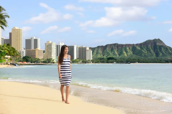 Strand von Waikiki Hawaii Reisetouristin entspannen Spaziergänge auf Sand bei Sonnenuntergang auf berühmten Strandabschnitt in Honolulu Sommerferienziel in Oahu, Hawaii, USA — Stockfoto
