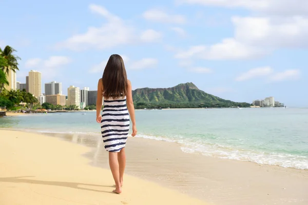 Waikiki strand vakantie vrouw ontspannen wandelen op zand bij zonsondergang. Reisbestemming Honolulu in Oahu, Hawaï — Stockfoto