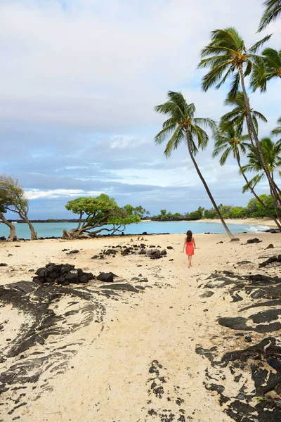 Hawaii-Strandurlauberin wandert am einsamen weißen Sandstrand auf der großen Insel Hawaii, USA-Reise — Stockfoto