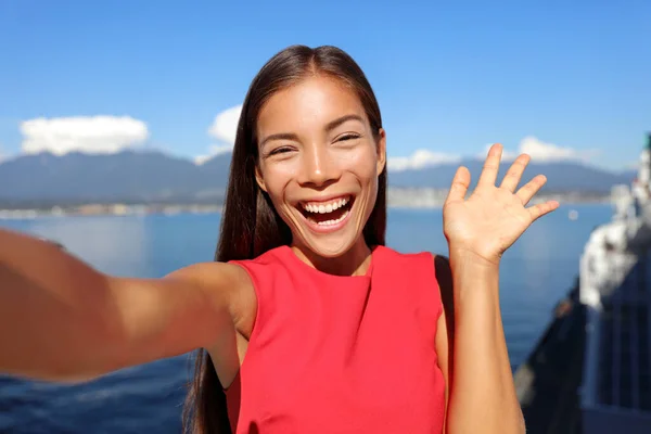 Asian woman talking on video chat mobile phone app or taking selfie photo for social media. Young businesswoman using smartphone smiling happy in sunny outdoors. Urban female professional — Foto de Stock