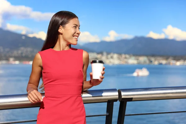 Glad multietnisk affärskvinna njuter av sin morgonkaffe på jobbet paus i vacker natur utsikt i Vancouver stad, centrum. Stadsliv, företagare som arbetar i kolhamnen — Stockfoto