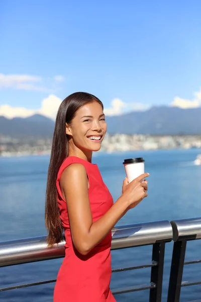 Gelukkige multi-etnische zakenvrouw genieten van haar ochtendkoffie op het werk pauze in prachtig uitzicht op de natuur in Vancouver stad, het centrum. Stedelijke levensstijl, ondernemers die in een kolenhaven werken — Stockfoto