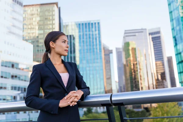 Happy business woman portrait of young female urban professional businesswoman in suit standing outside office buildings cross-armed. — Stock Photo, Image