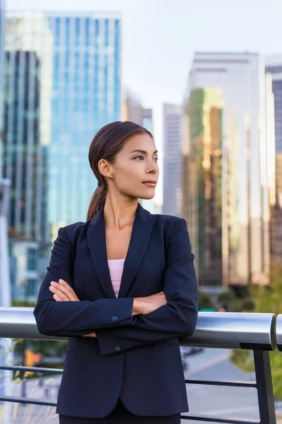 身着西装站在办公楼外的年轻女城市专业女商人的女商人画像，双手交叉。自信成功的多元文化中国亚洲白人妇女 — 图库照片