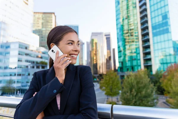 Smart casual wear blazer woman calling on mobile phone in city business district. Confident happy young businesswoman talking on smartphone outdoors. Urban professional in Vancouver, Canada — Photo