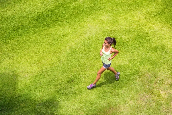 Aktive Läuferin läuft auf Gras im Freien und trainiert für den Marathon. Asiatisch chinesisch sportlich mädchen auf morgen run — Stockfoto