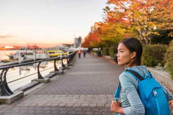 Städtische Lifestylemenschen in Harbour, British Columbia. Touristin mit Studentenrucksack in der Stadt im Freien genießt Herbstsaison — Stockfoto