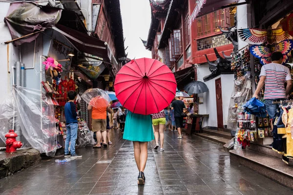 Människor kvinna promenader i Kina shoppinggata — Stockfoto