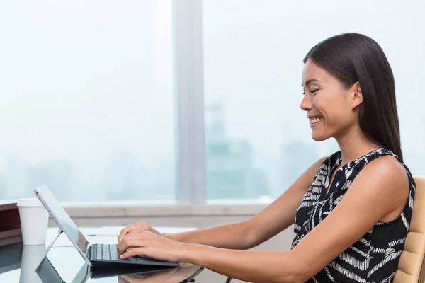Ázsiai üzletasszony használ laptop munkahelyi vagy otthoni iroda — Stock Fotó