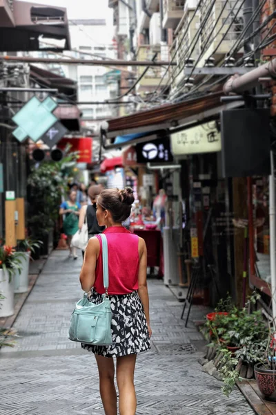 Chinês mulher andando em Shanghai rua comercial — Fotografia de Stock