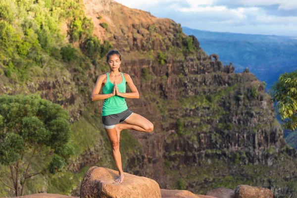 Yoga boom poseren vrouw mediteren in de natuur — Stockfoto