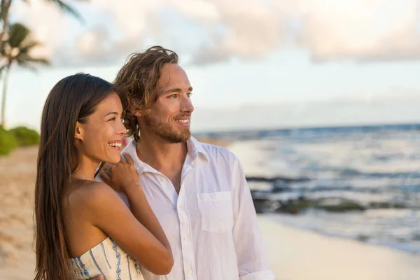 Pár si užívá líbánkové dovolené na tropické pláži. Portrét šťastné asijské dívky a bělocha muž usmívá relaxaci na letních dovolených. Luxusní resort novomanželé koncept — Stock fotografie