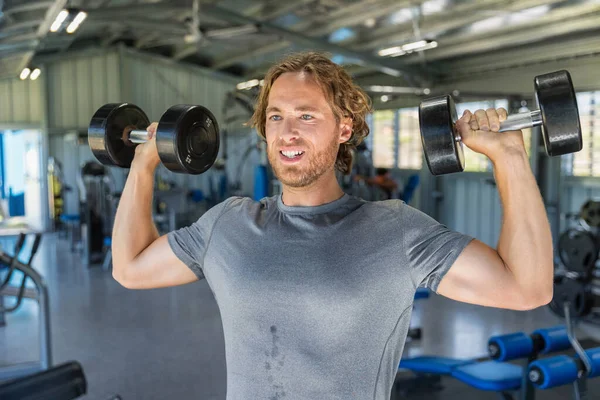 Fitness άνθρωπος κάνει στρατιωτικές πρέσες ή στέκεται dumbbell Τύπου προπόνηση στο γυμναστήριο με δωρεάν βάρη — Φωτογραφία Αρχείου