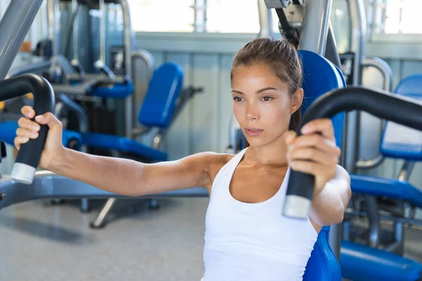 Gym workout Asian woman focused and motivated training on pec deck fly machine. Fitness workout — Foto de Stock