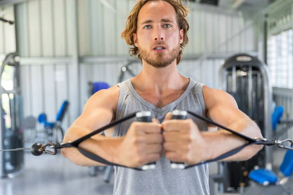 Man trening siłowy w siłowni robi kabel stoi mucha na wieży fitness — Zdjęcie stockowe