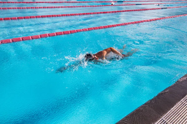 Swim sport swimmer man swimming in pool training for race. Professional male athlete exercising for competition in water at outdoor fitness centre —  Fotos de Stock