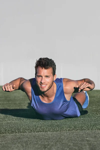 Aptidão atleta demonstração de volta exercício fácil iniciante demonstração de treino para treinamento de força os músculos fazendo peso corporal super-homem exercício com braços e pernas elevadores. Saúde e dor corpo livre — Fotografia de Stock