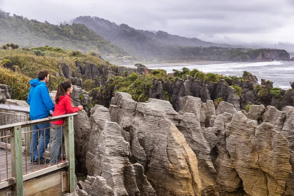 Punakaiki Pancake Rocks turyści podróżują w Paparoa National Park, West Coast, South Island, Nowa Zelandia — Zdjęcie stockowe