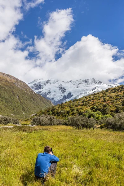 Fotograf krajobrazu przyrody fotografowania w Nowej Zelandii. Piękny cel podróży turysta robienie zdjęć na torze Routeburn, słynny tramping szlak w południowej wyspie. — Zdjęcie stockowe
