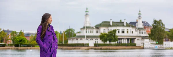 Jarní žena na procházce v městském parku odpočívá o víkendu. Osoba se těší výhledem na jezero v Kodani, Dánsko. Životní styl, lidé venku. Nápis - panorama. — Stock fotografie