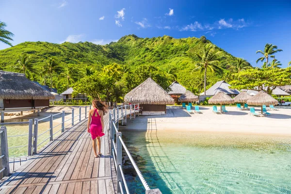 Overwater bungalow hotel resort em Tahiti, Moorea ilha. Pessoa em férias relaxante no destino de luxo polinésia francesa — Fotografia de Stock