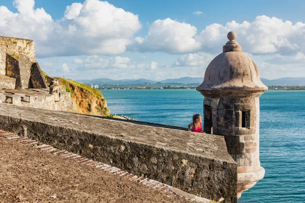 Puerto Rico travel people in Old San Juan, tourist woman visiting Castillo San Felipe del Morro Fortress, touristic attraction on cruise vacation destination. Summer holiday. — Foto de Stock