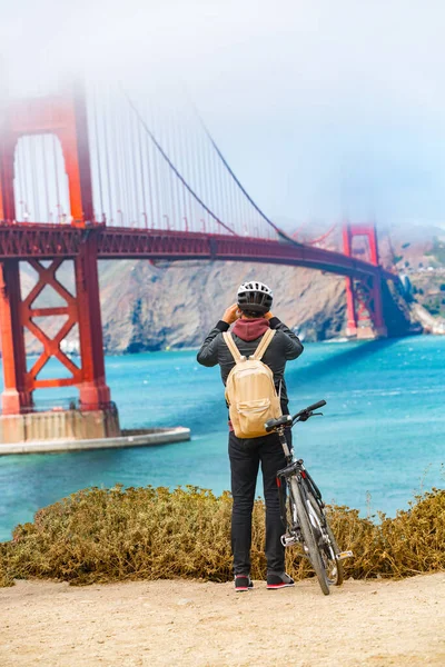 San Francisco Golden Gate Bridge biking tourist with bicycle taking pictures of view on West Coast, California, United States of America. USA travel people lifestyle. — стоковое фото