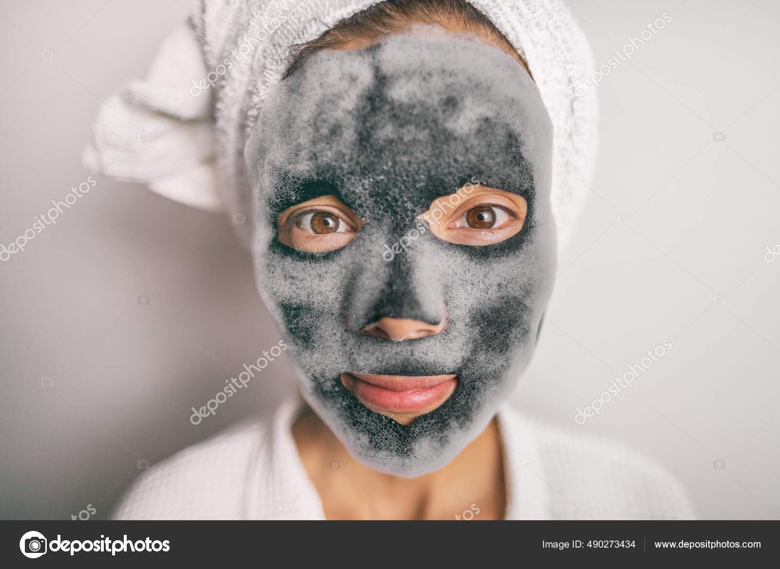 Masque Visage Charbon Bois Bulles Belle Jeune Femme Avec Masque image libre  de droit par mariemandorino © #326257802