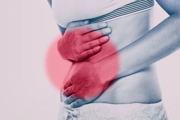 Dolor de estómago mujer con círculo rojo apuntando a la zona dolorosa en la parte inferior del cuerpo del abdomen. Problema médico de la salud intestinal o enfermedad de las crohns, síndrome de Ibs y más — Foto de Stock