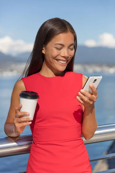 Glücklich asiatische Geschäftsfrau in der Kaffeepause lächelnd SMS SMS SMS-Nachricht Handy oder Online-Lesen. Stadt urbanen Geschäftsleuten Lebensstil — Stockfoto