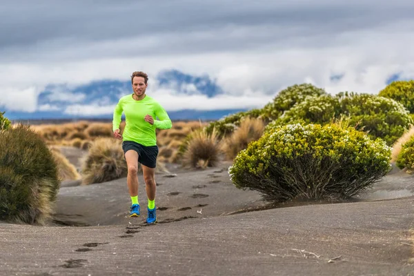 Trail run człowiek sportowiec biegnie maraton w pustynnym krajobrazie górskie wzgórza letnie tło. Zdrowie i sport styl życia — Zdjęcie stockowe