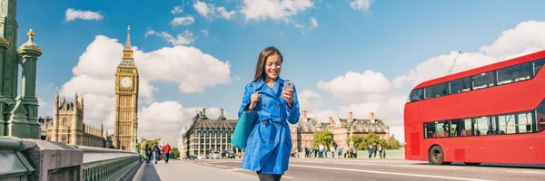 Λονδίνο πόλη μετατρέψει πανοραμική φόντο της γυναίκας με τα πόδια στη δουλειά χρησιμοποιώντας το τηλέφωνο. Ο κόσμος είναι τουρίστας. Επιχειρηματίας που ταξιδεύει στην οδό Γουέστμινστερ Μπριτζ. Ευρώπη ταξίδια, Αγγλία, Ηνωμένο Βασίλειο — Φωτογραφία Αρχείου