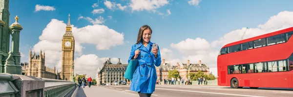 Londyn miasto dojeżdżają panoramiczne tło kobiety chodzącej do pracy za pomocą telefonu. Turysta w stylu życia. Bizneswoman dojeżdżająca na Westminster Bridge Street. Podróże po Europie, Anglia, Zjednoczone Królestwo — Zdjęcie stockowe