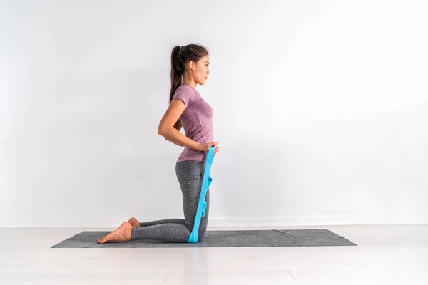 Weerstandsbandje fitness biceps krullen training vrouw thuis op trainingsvloer mat — Stockfoto