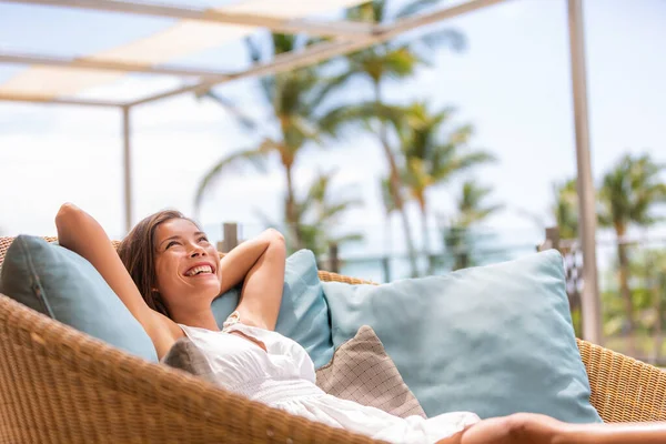 Lujo casa del hotel de estar mujer relajarse disfrutando de muebles de sofá de patio al aire libre. Hermosa joven multirracial chica asiática relajante día soñando con una rica jubilación anticipada en escapada casa tropical —  Fotos de Stock