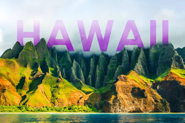 Título HAWAII escrito sobre el famoso destino turístico de senderismo o cruceros Na Pali Coast mountains in Kauai island, Hawaii, USA. Antecedentes para vacaciones de turismo vacaciones de lujo —  Fotos de Stock