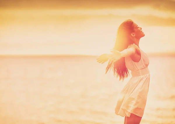 Wellness kvinna känner sig fri med öppna armar i frihet sida profil siluett på havet strand bakgrund. Stressfria glada känslor människor — Stockfoto