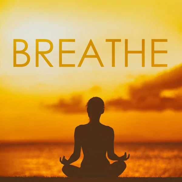 BREATHE título inspirador de yoga en el fondo de la playa puesta del sol mujer meditando en la meditación de yoga de pose de loto al atardecer. Palabra respirar escrito en el espacio de copia para la motivación en los conceptos de salud y aptitud — Foto de Stock