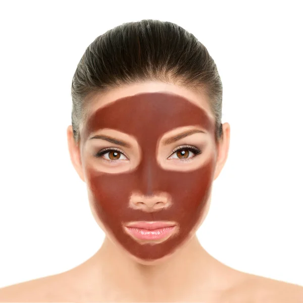 朱古力面膜女人在脸上涂上自制可可可粉或天然粘土泥进行面部处理。亚洲美女用棕色脱叶膏防衰老清洁 — 图库照片