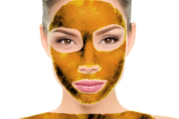 Luxe pure 24k gouden masker vel body wrap en gezichtsbehandeling schoonheid Aziatische vrouw gezicht portret. Cosmetologie huidverzorging therapie met echte gouden laken masker als luxe product voor anti veroudering — Stockfoto