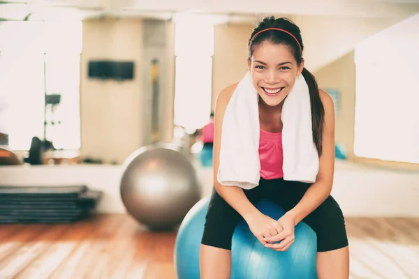 Jimnastik salonundaki Asyalı formda kadın, pilates dersinden sonra egzersiz topuna oturduktan sonra mutlu. Sağlıklı bir kadın terleme portresi yapıyor. Etkin yaşam tarzı kavramı — Stok fotoğraf