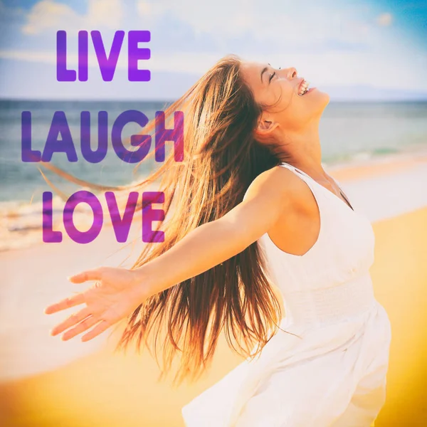 LAUGH LOVE надихаюче повідомлення, написане на фоні дизайну соціальних медіа. Щаслива безтурботна жінка з відкритими руками у свободі насолоджується щасливим життям, живе, сміється, любить. Цитата натхнення — стокове фото