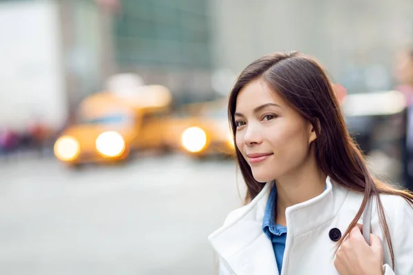 Mujer neoyorquina caminando por la calle de la ciudad de Nueva York esperando el coche ascensor taxi compartido. Asiático joven profesional con taxis amarillos coches de tráfico en segundo plano. Persona birracial —  Fotos de Stock