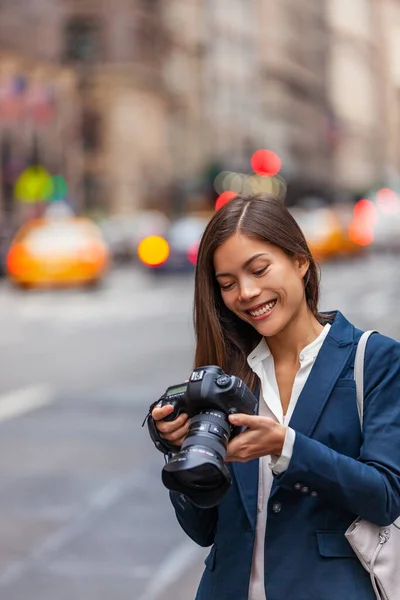 Asyalı kadın fotoğrafçı profesyonel DSR kamerasıyla New York City caddesinde fotoğraf kursunda fotoğraf çekiyor. — Stok fotoğraf