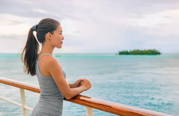 Kreuzfahrtschiff Luxus Tahiti Ferieninsel hüpfen Französisch-Polynesien Ozeanien Weltreise in der Yacht auf tropischen Ozean reisen - Junge Touristin asiatische Frau beobachtet Sonnenuntergang an Deck des Kreuzfahrtschiffes — Stockfoto