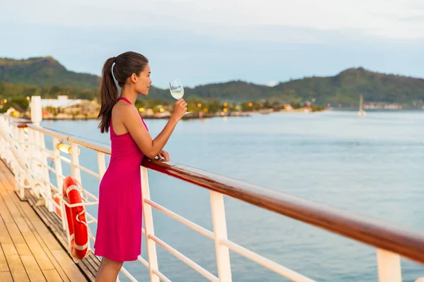 在法属波利尼西亚塔希提岛，豪华游轮蜜月女游客在帆船的露天餐厅甲板上吃饭时喝酒。优雅的女士在阳台上品酒看日落 — 图库照片