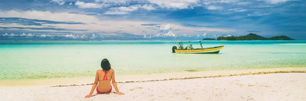 Luxus-Paradies Strand in Französisch-Polynesien. Abgelegene Insel-Bootstour in Tahiti, Touristin entspannt auf Sand sitzend mit Blick auf türkisfarbenes Wasser-Banner-Panorama — Stockfoto